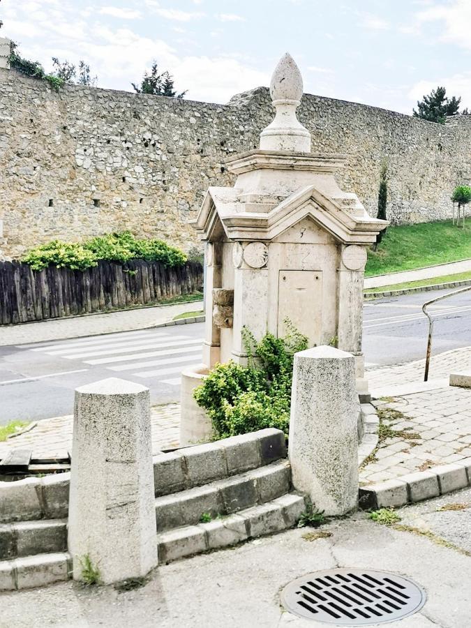 Kalvaria Vendeghaz, Kozvetlenul A Varfal Mellett. Pětikostelí Exteriér fotografie